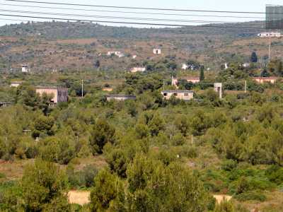 L�accesso � chiaramente interdetto, ma riusciamo a sbirciare in lontananza delle costruzioni e una torretta di avvistamento